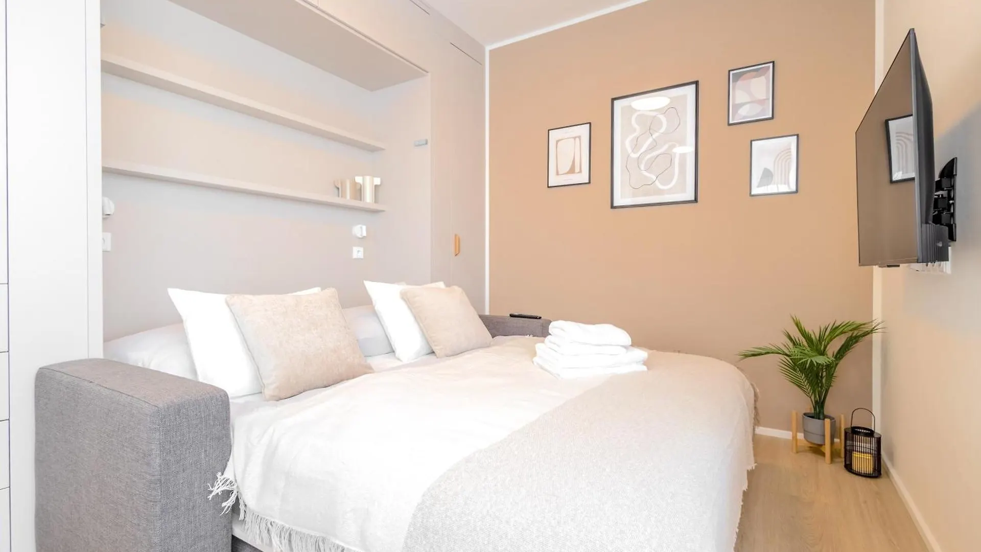 Apartament Bright 2Br - 8Th Floor, Balcony, Free Parking - By Gravity Praga Czechy