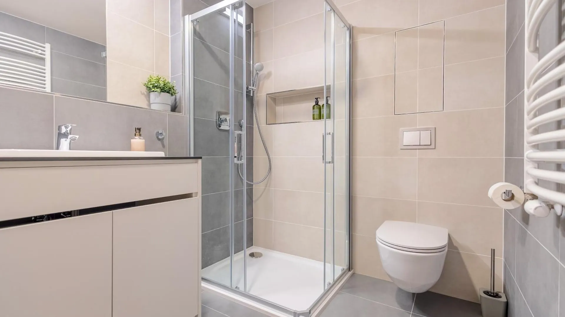 Apartament Bright 2Br - 8Th Floor, Balcony, Free Parking - By Gravity Praga Czechy