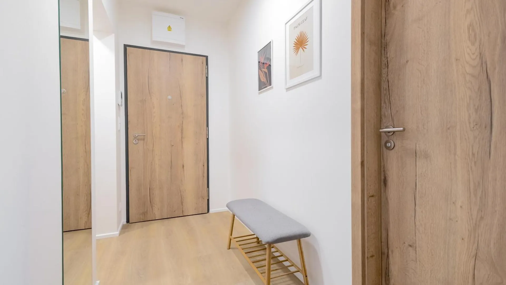 Apartament Bright 2Br - 8Th Floor, Balcony, Free Parking - By Gravity Praga Czechy