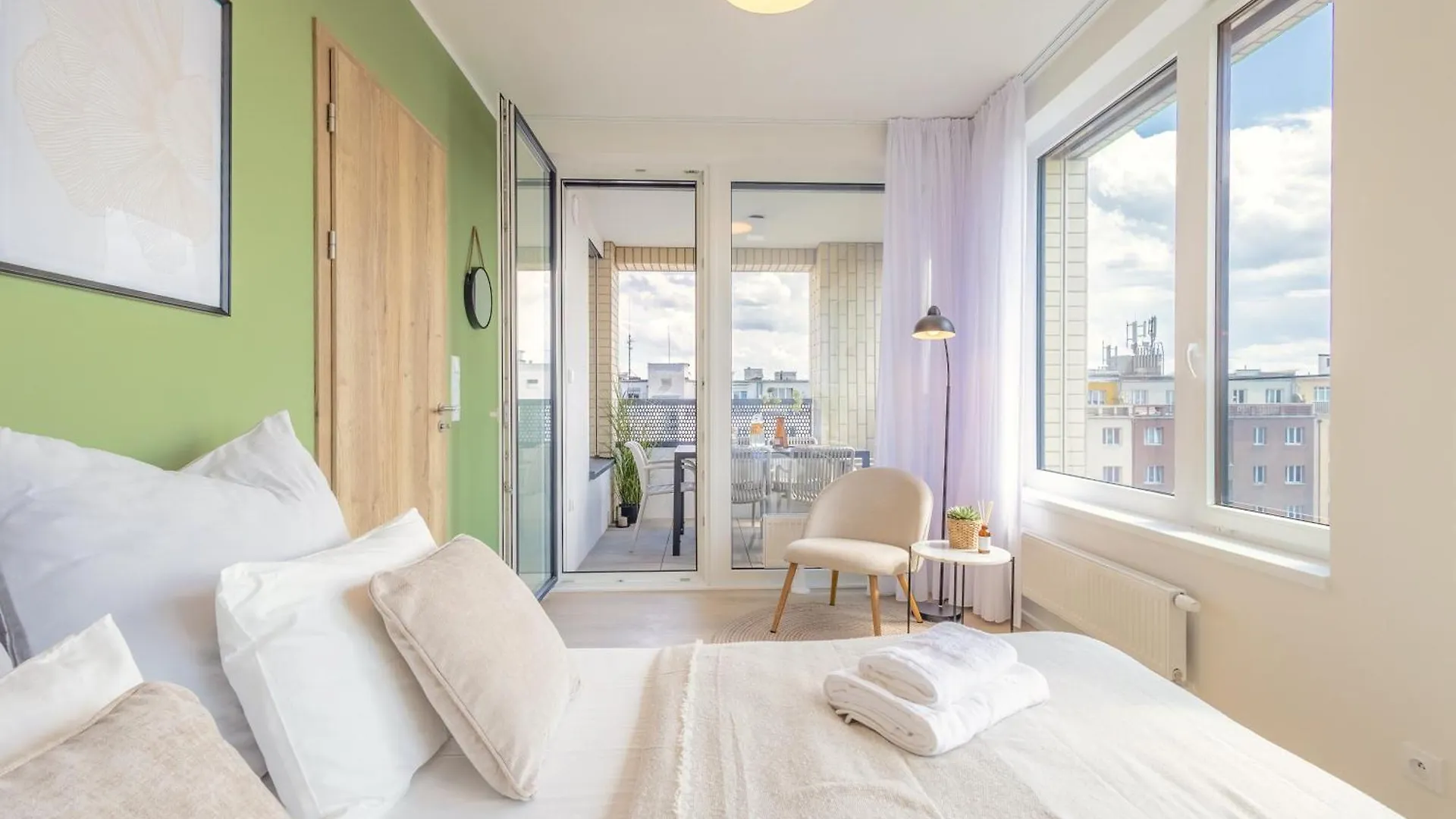 Apartament Bright 2Br - 8Th Floor, Balcony, Free Parking - By Gravity Praga Czechy