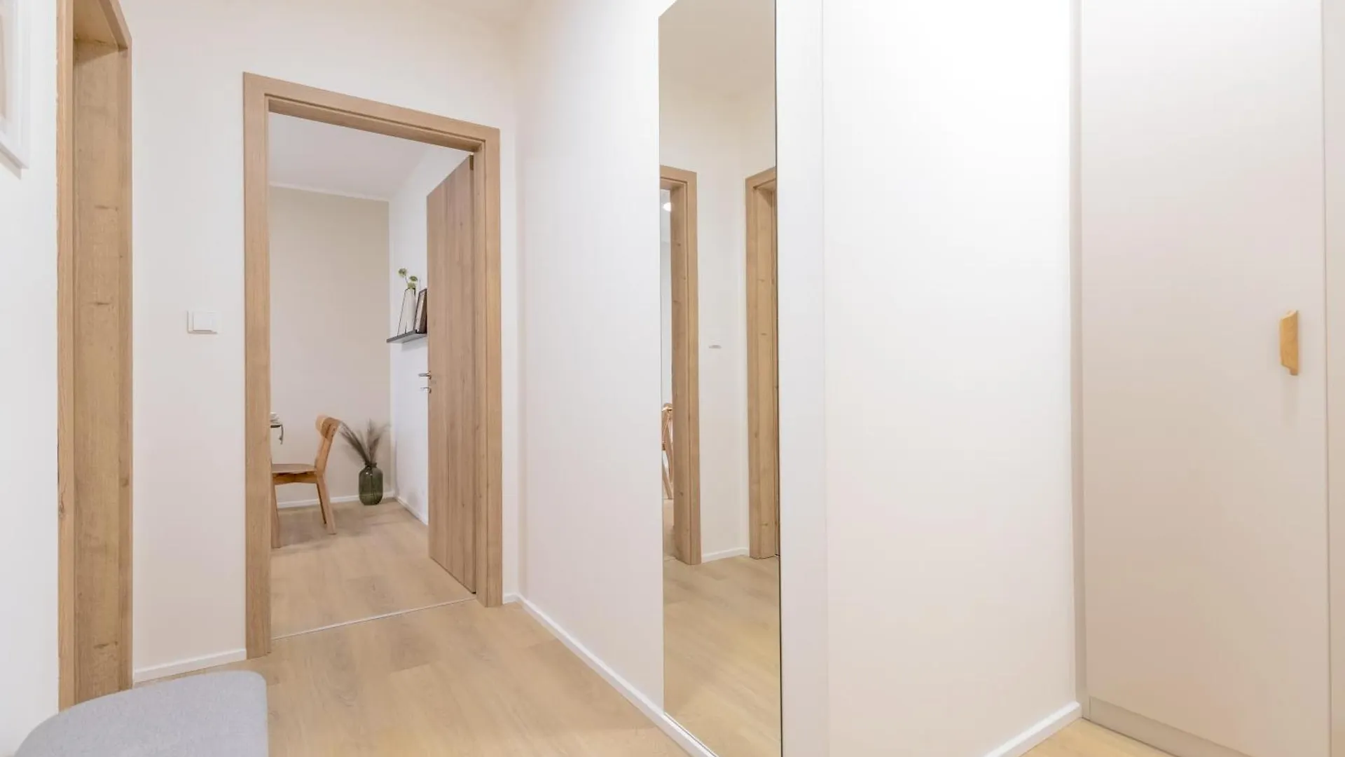 Apartament Bright 2Br - 8Th Floor, Balcony, Free Parking - By Gravity Praga