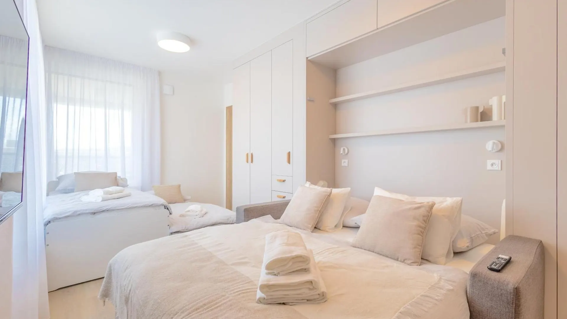 Apartament Bright 2Br - 8Th Floor, Balcony, Free Parking - By Gravity Praga