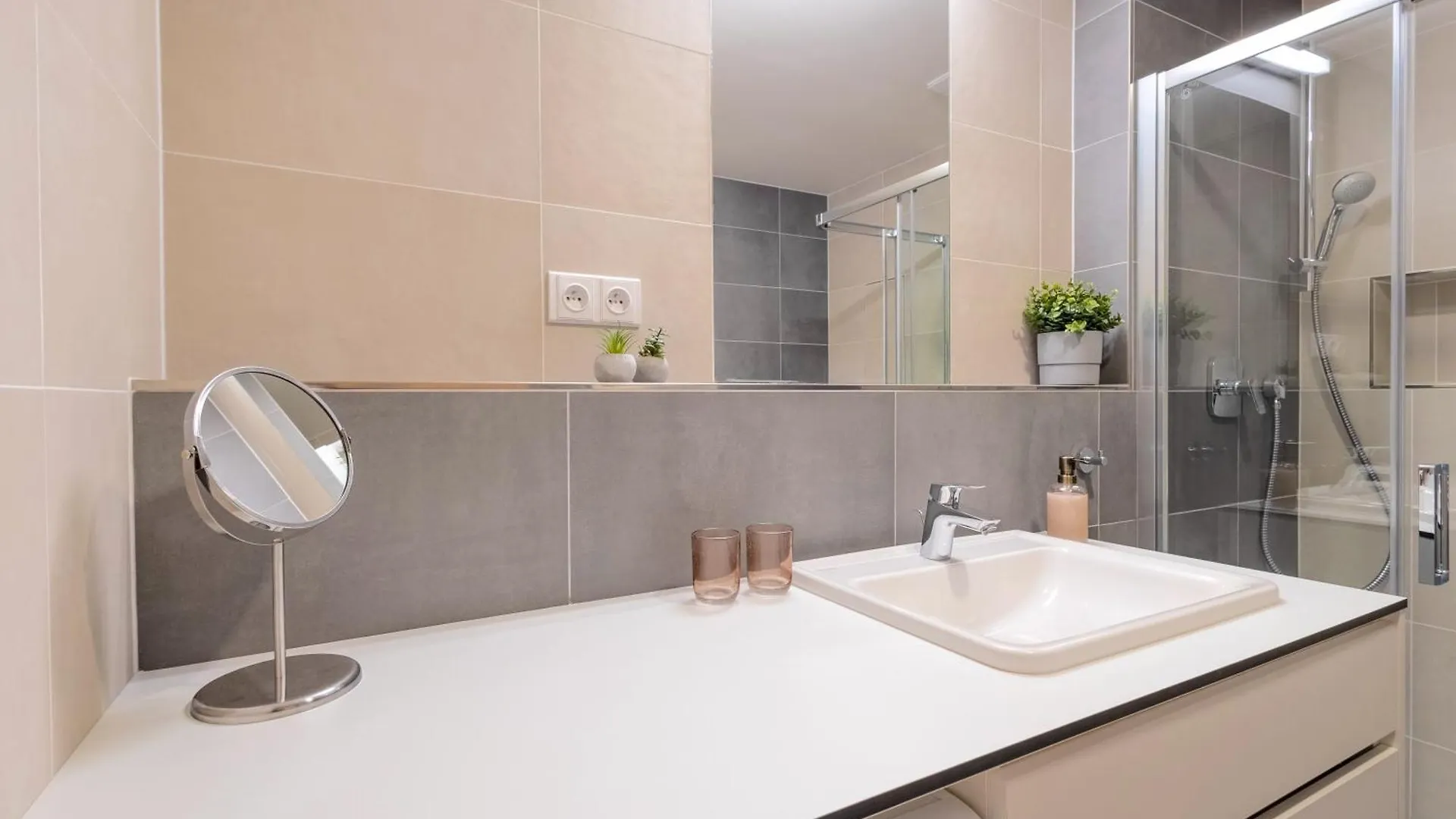 Appartement Bright 2Br - 8Th Floor, Balcony, Free Parking - By Gravity Prague 0*,