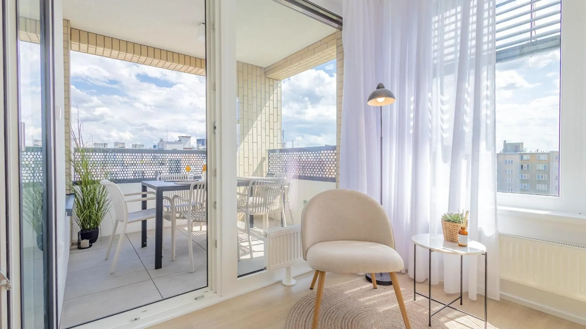 Apartament Bright 2Br - 8Th Floor, Balcony, Free Parking - By Gravity Praga