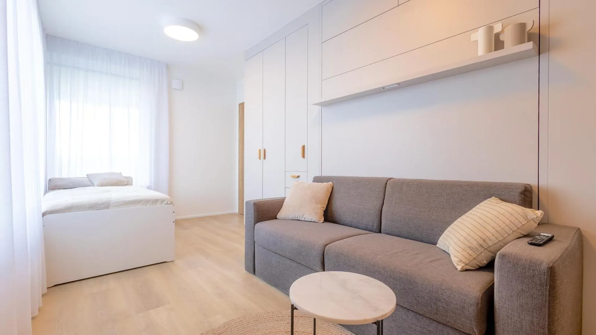 Apartament Bright 2Br - 8Th Floor, Balcony, Free Parking - By Gravity Praga 0*,