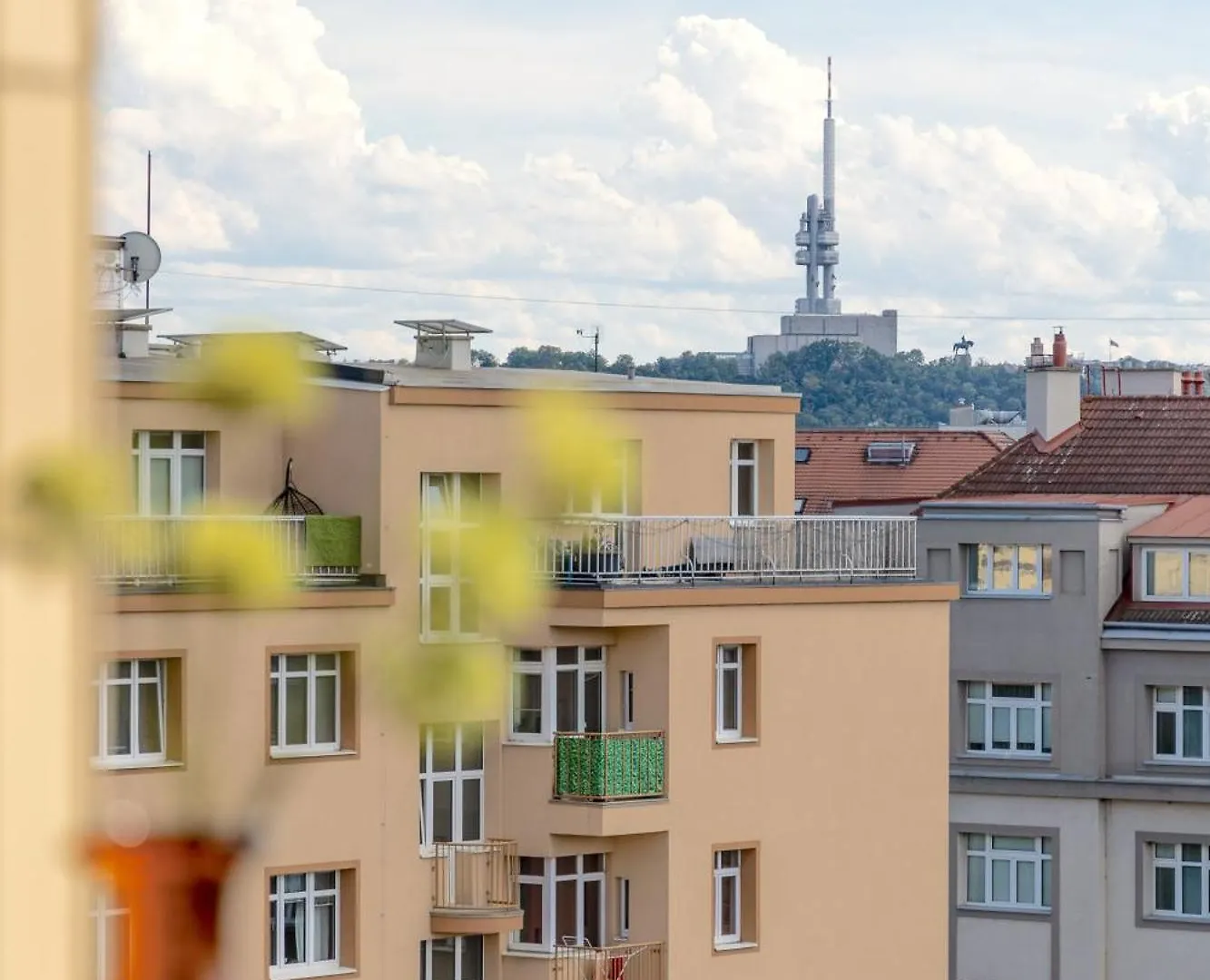 Apartament Bright 2Br - 8Th Floor, Balcony, Free Parking - By Gravity Praga
