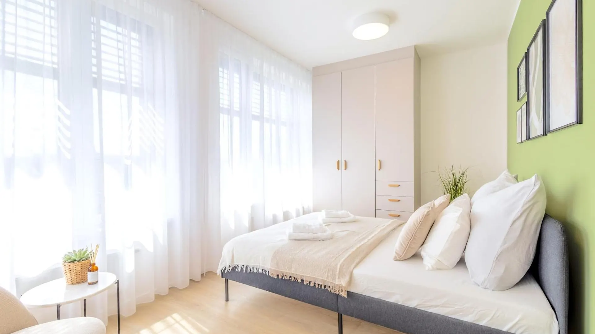 Apartament Bright 2Br - 8Th Floor, Balcony, Free Parking - By Gravity Praga