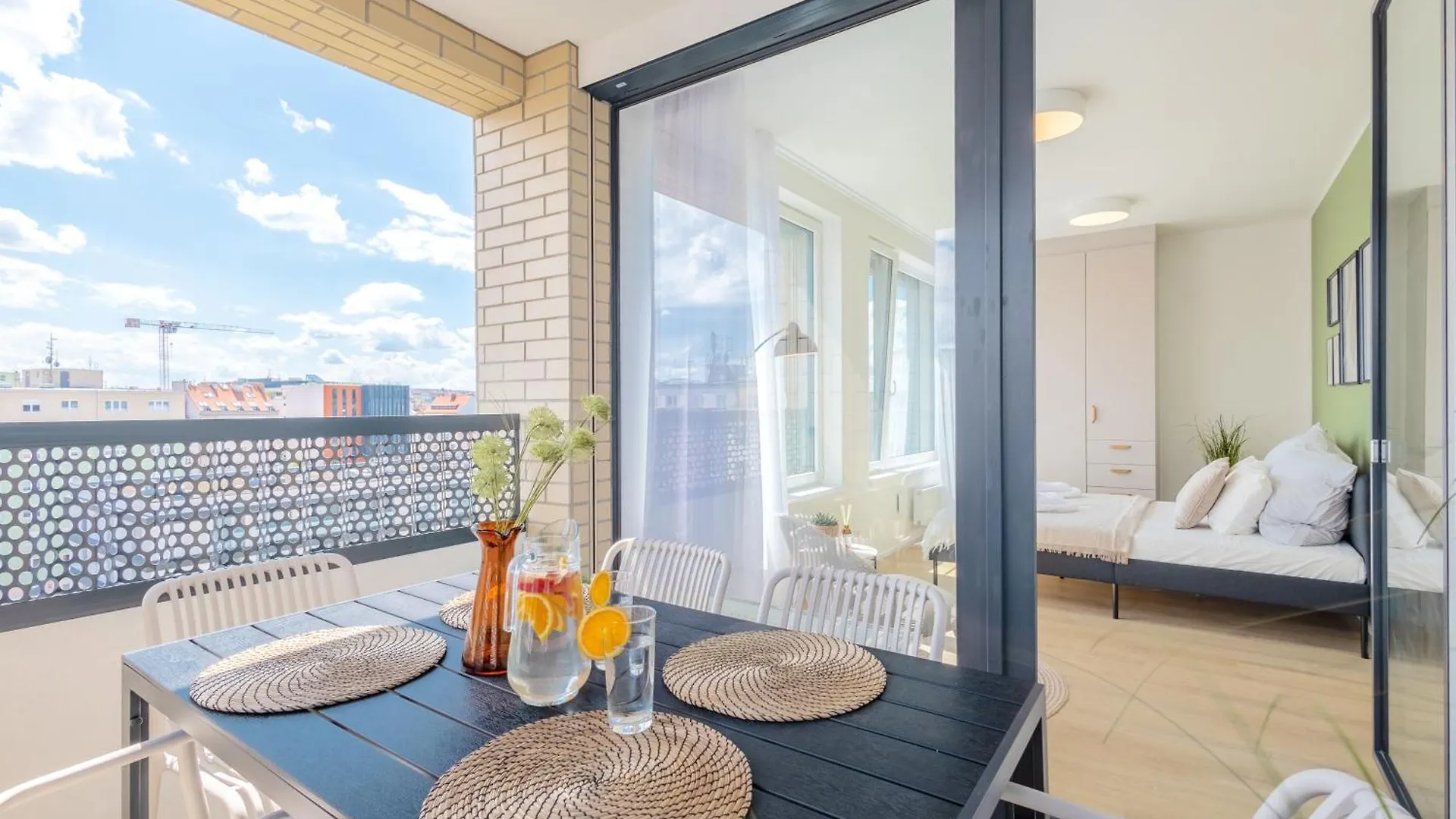 Apartament Bright 2Br - 8Th Floor, Balcony, Free Parking - By Gravity Praga