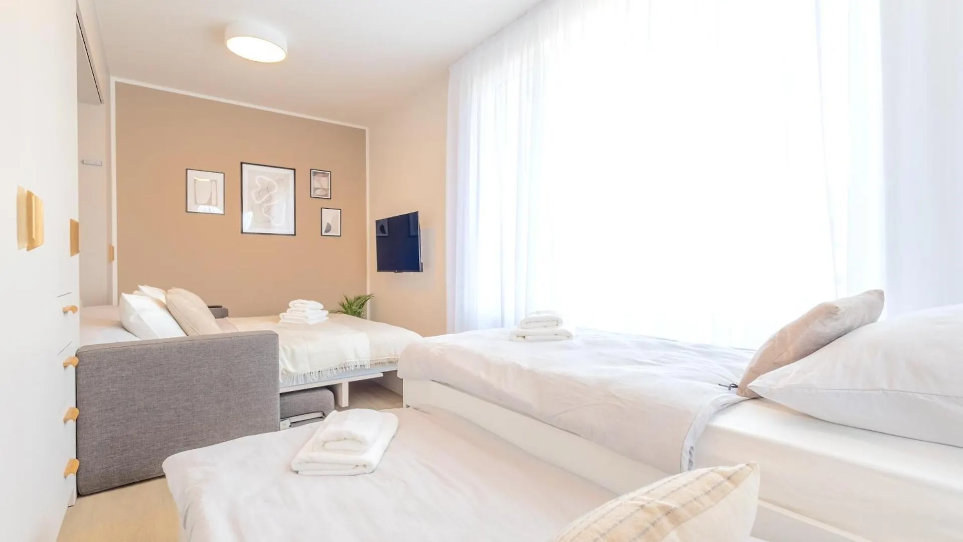 Apartament Bright 2Br - 8Th Floor, Balcony, Free Parking - By Gravity Praga