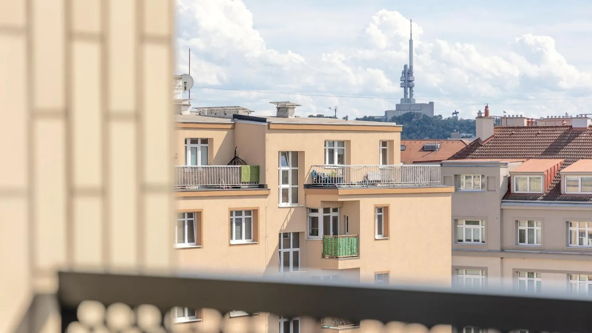 Apartament Bright 2Br - 8Th Floor, Balcony, Free Parking - By Gravity Praga 0*,  Czechy